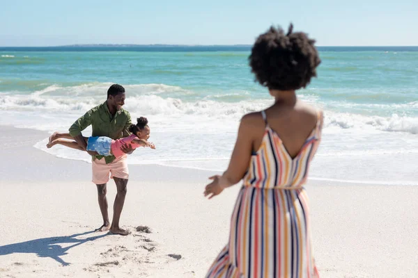 Donna Afroamericana Guardando Padre Figlia Che Godono Spiaggia Nella Giornata — Foto Stock