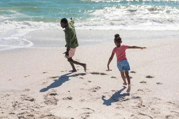 Afroamericani Padre Figlia Godendo Durante Corsa Con Braccia Tese Spiaggia — Foto Stock