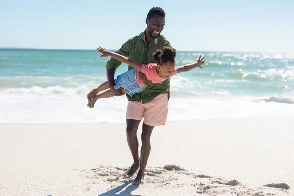 Всей Длине Счастливый Африканский Американец Дочерью Притворяющейся Летит Пляж Солнечный — стоковое фото