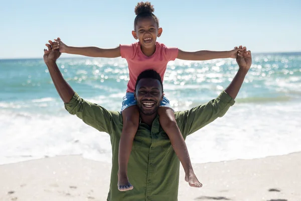 Портрет Счастливой Африканской Девушки Сидящей Плечах Отца Пляже Моря Неизменная — стоковое фото