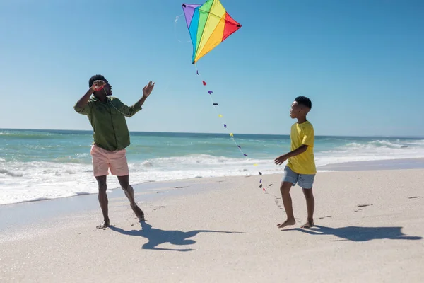 Afrikanisch Amerikanischer Vater Und Sohn Laufen Mit Dem Drachen Strand — Stockfoto