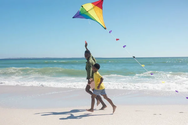 Африканський Батько Син Тримаються Руки Бігаючи Повітрям Пляжі Сонячний День — стокове фото