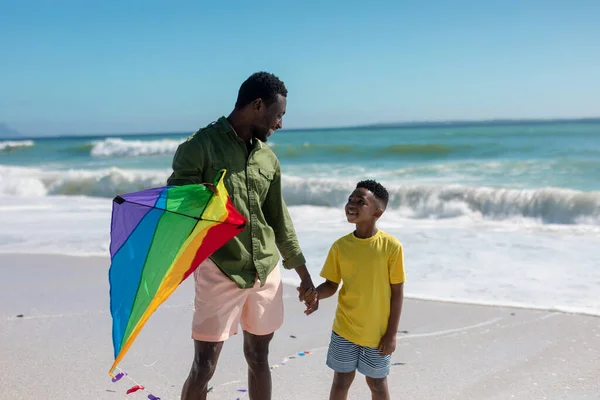 Щасливий Африканський Батько Син Тримаються Руки Стоячи Повітрям Пляжі Змін — стокове фото