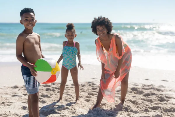 晴れた日にビーチで母親と遊ぶ幸せなアフリカ系アメリカ人の子供の肖像画 変わることのない家族生活一緒に楽しむ休日の概念 — ストック写真