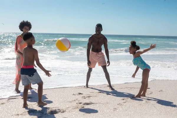 Afrikansk Amerikansk Familj Njuter Sommarsemester Medan Leker Med Bollen Stranden — Stockfoto