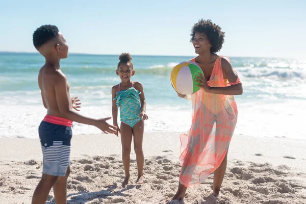 Allegro Donna Afro Americana Che Gioca Palla Con Bambini Spiaggia — Foto Stock