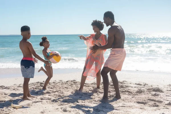 晴れた日にビーチでボールで遊ぶ幸せなアフリカ系アメリカ人の家族の完全な長さ 変わることのない家族生活一緒に楽しむ休日の概念 — ストック写真