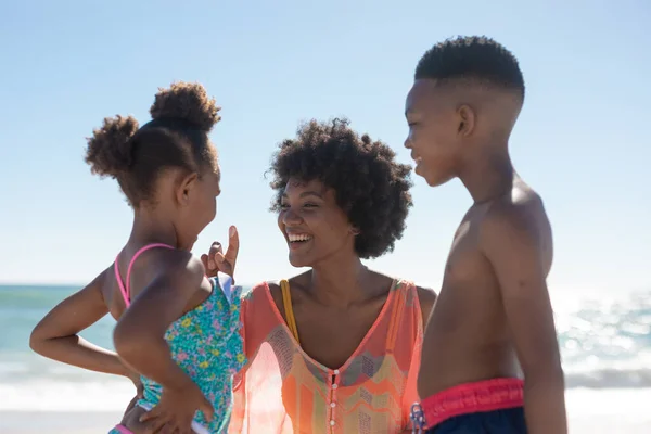 Mère Afro Américaine Joyeuse Avec Fils Fille Profitant Vacances Été — Photo