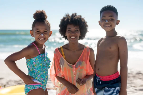 Retrato Madre Afroamericana Feliz Medio Niños Con Loción Bronceadora Las — Foto de Stock