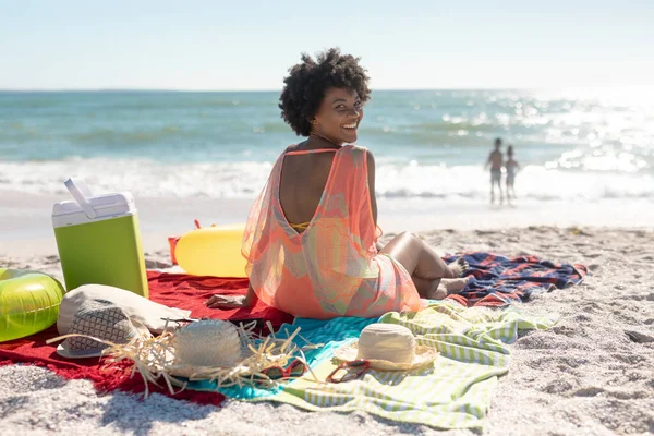 Visão Traseira Retrato Mãe Afro Americana Sorridente Com Crianças Fundo — Fotografia de Stock