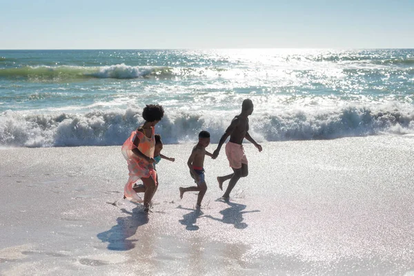 Comprimento Total Afro Americanos Dando Mãos Enquanto Correm Juntos Praia — Fotografia de Stock