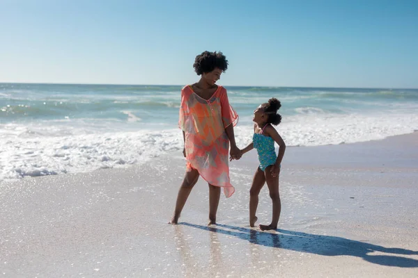 Madre Hija Afroamericanas Tomadas Mano Mientras Miran Pie Playa Inalterado — Foto de Stock