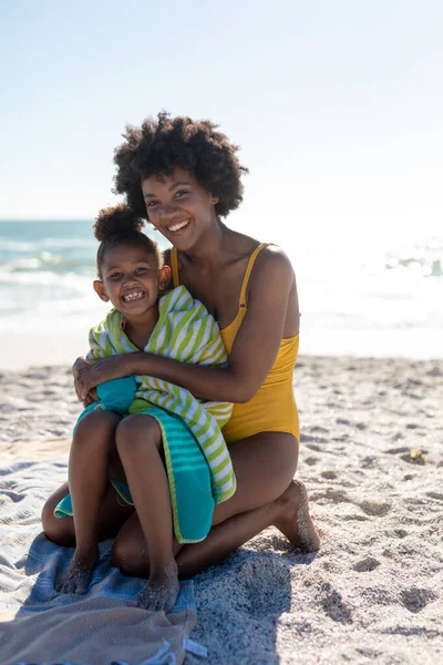 Retrato Feliz Madre Afroamericana Hija Sentadas Arena Playa Durante Día —  Fotos de Stock