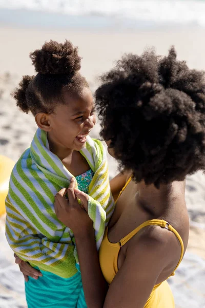 Wesoła Afrykańska Córka Matka Cieszą Się Wakacjami Plaży Słoneczny Dzień — Zdjęcie stockowe