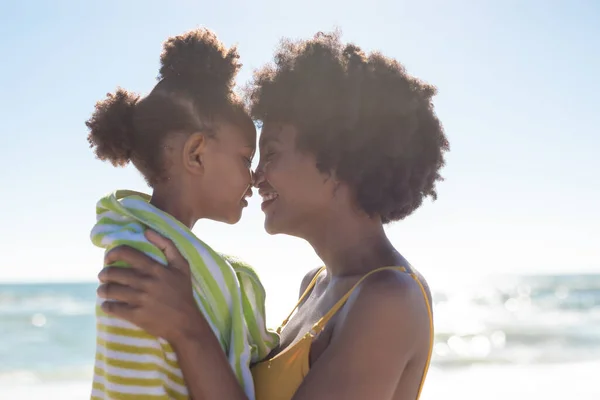 从侧面看快乐的非洲裔美国母亲和女儿在海滩擦拭鼻涕 不变的家庭 生活方式 享乐及假日概念 — 图库照片