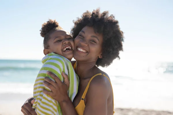 Porträt Einer Fröhlichen Afrikanisch Amerikanischen Mutter Und Tochter Mit Wange — Stockfoto