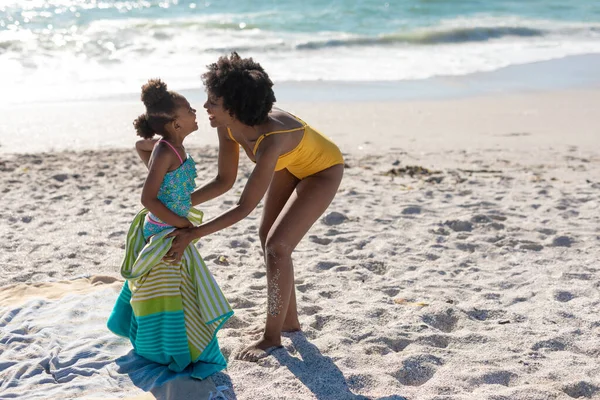 Longitud Completa Madre Hija Afroamericana Feliz Disfrutando Día Soleado Playa —  Fotos de Stock