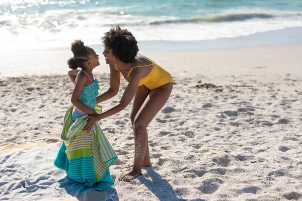 Full Längd Glada Afrikanska Amerikanska Mor Och Dotter Njuter Solig — Stockfoto