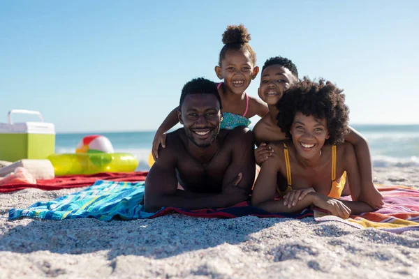 在阳光明媚的日子里 快乐的非洲裔美国家庭的画像躺在沙滩上的毛巾上 不变的家庭 生活方式 享乐及假日概念 — 图库照片