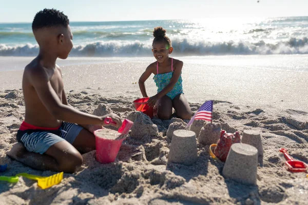 Счастливые Африканские Американские Братья Сёстры Вместе Строят Песчаный Замок Пляже — стоковое фото