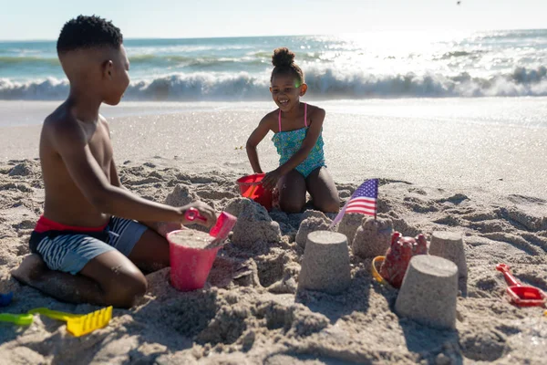 Felices Hermanos Afroamericanos Haciendo Castillo Arena Juntos Playa Día Soleado — Foto de Stock