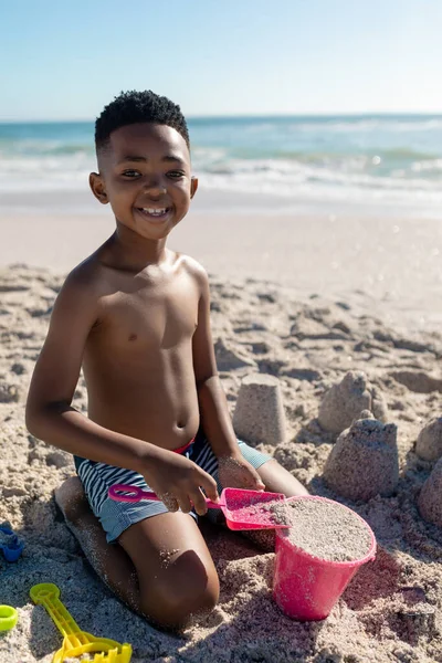 Retrato Niño Afroamericano Sin Camisa Sonriente Jugando Con Cubo Arena — Foto de Stock