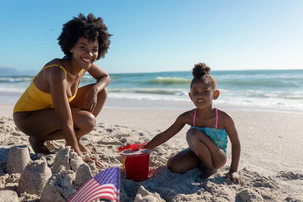 Ritratto Madre Figlia Afro Americana Sorridente Che Fanno Castelli Sabbia — Foto Stock