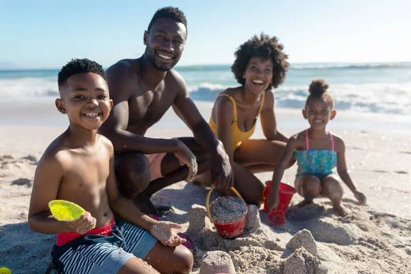 Портрет Улыбающейся Африканской Американской Семьи Делающей Вместе Песчаные Замки Пляже — стоковое фото