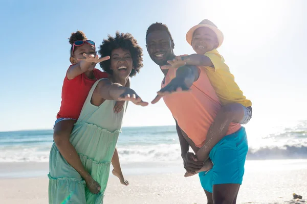 Retrato Padres Afroamericanos Alegres Niños Con Los Brazos Extendidos Playa — Foto de Stock