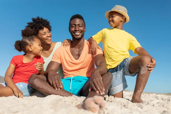 Portret Van Gelukkige Afro Amerikaanse Ouders Kinderen Zand Aan Het — Stockfoto