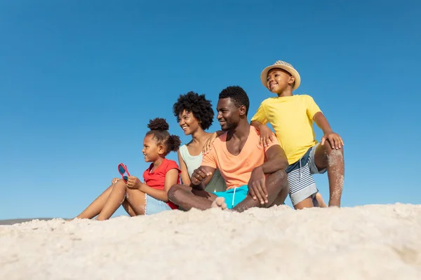 Szczęśliwa Amerykańska Rodzina Afrykańska Piasku Plaży Przeciwko Błękitnemu Niebu Przestrzenią — Zdjęcie stockowe