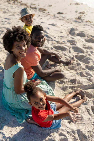 Retrato Alto Ángulo Sonriente Familia Afroamericana Sentada Arena Playa Inalterado —  Fotos de Stock