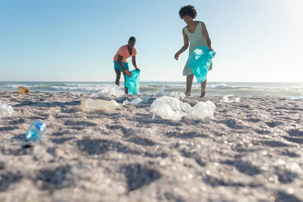 Surface Level View African American Couple Collecting Garbage Beach Sunny — Stock Photo, Image