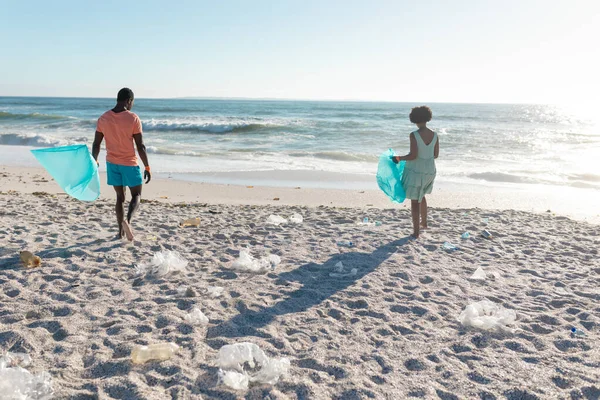 Ein Afroamerikanisches Paar Sammelt Einem Sonnigen Tag Plastikmüll Tüten Strand — Stockfoto