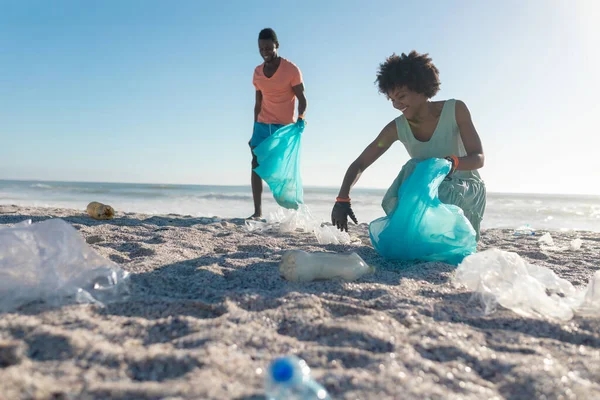 Pareja Afroamericana Recogiendo Basura Playa Día Soleado Inalterado Conjunto Responsabilidad — Foto de Stock
