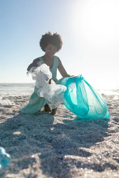 Αφροαμερικάνα Μαζεύει Σκουπίδια Και Μαζεύει Πλαστική Σακούλα Στην Παραλία Καθαρό — Φωτογραφία Αρχείου
