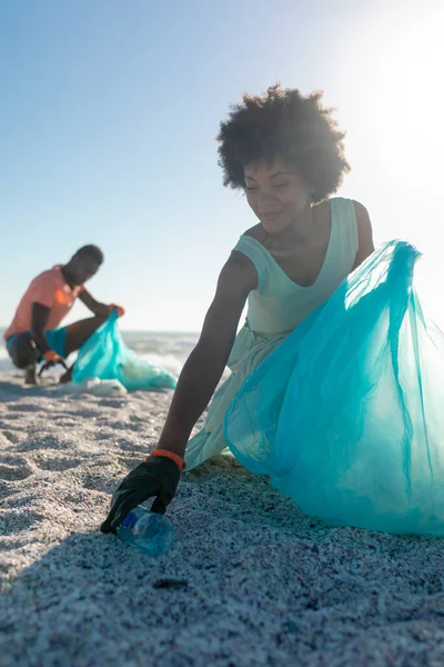 Africano Americano Mulher Pegar Garrafa Plástico Areia Praia Dia Ensolarado — Fotografia de Stock