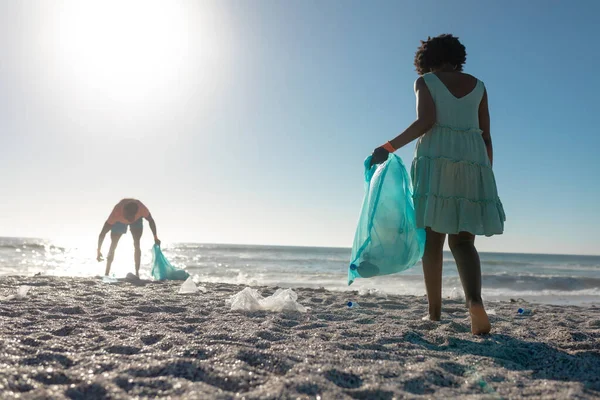 Полная Длина Африканской Американской Пары Собирающей Отходы Песке Пляже Против — стоковое фото
