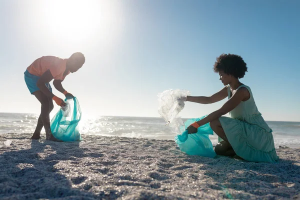 African American Couple Picking Waste Beach Clear Blue Sky Sunny — Stock Photo, Image