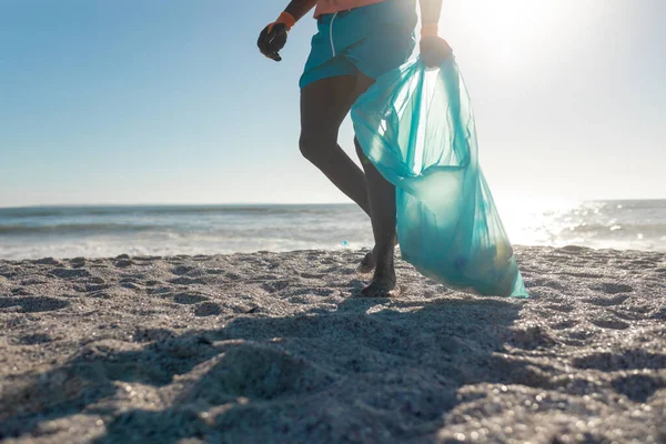 Niski Odcinek Człowieka Niosącego Plastikową Torbę Odpadami Spacerującymi Plaży Słoneczny — Zdjęcie stockowe