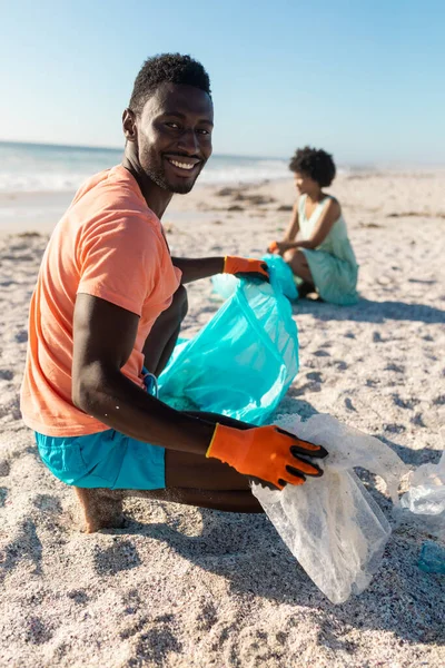 Retrato Hombre Afroamericano Sonriente Recogiendo Residuos Con Novia Playa Inalterado —  Fotos de Stock