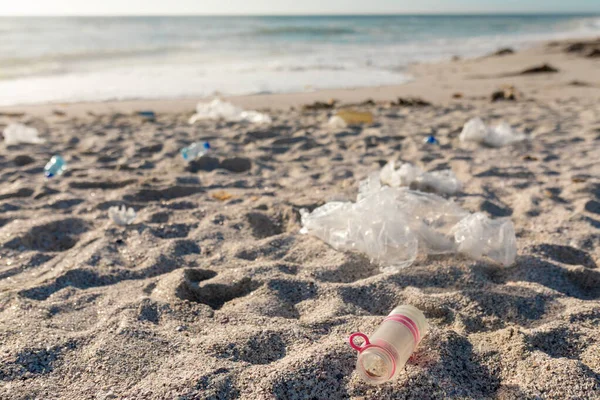 Déchets Plastiques Dispersés Sur Sable Plage Par Temps Ensoleillé Concept — Photo