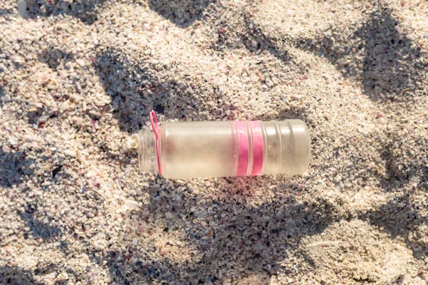 Directly View Abandoned Plastic Bottle White Sand Beach Sunny Day — Stock Photo, Image