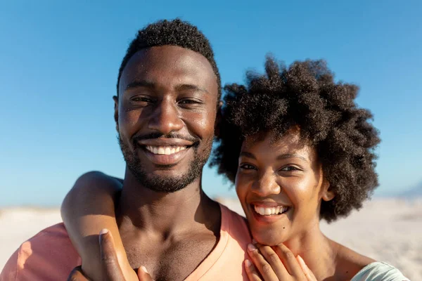ビーチで夏休みを楽しむ幸せなアフリカ系アメリカ人のカップルの肖像画 変わらないライフスタイル愛団結休日の概念 — ストック写真