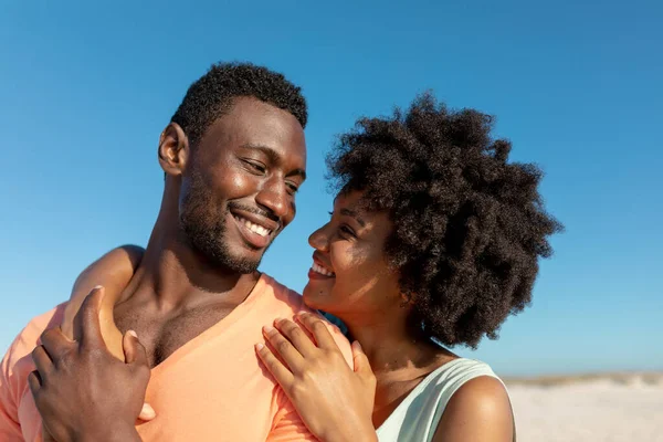 Romantiskt Afrikanskt Amerikanskt Par Tittar Varandra Mot Blå Himmel Solig — Stockfoto