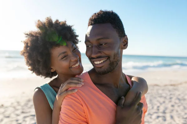 晴れた日にビーチで彼氏を抱きかかえて幸せなアフリカ系アメリカ人女性 変わらないライフスタイル愛団結休日の概念 — ストック写真