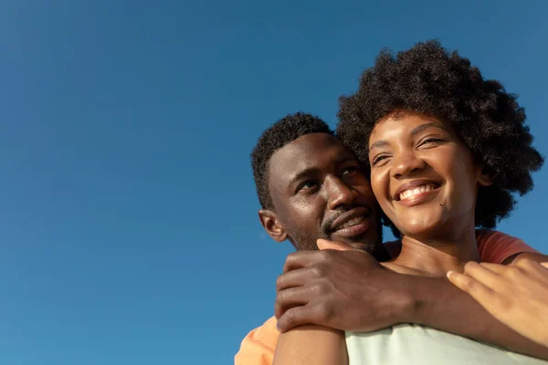 Vista Basso Angolo Felice Uomo Afro Americano Abbracciando Ragazza Dietro — Foto Stock