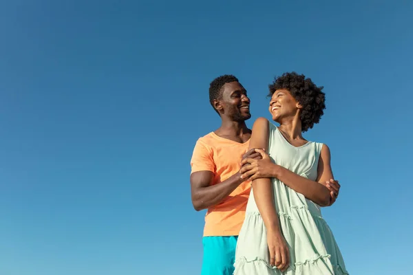 Vista Basso Angolo Sorridente Coppia Afro Americana Contro Cielo Blu — Foto Stock