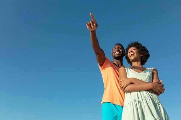 Vista Bajo Ángulo Del Hombre Afroamericano Feliz Señalando Con Novia —  Fotos de Stock