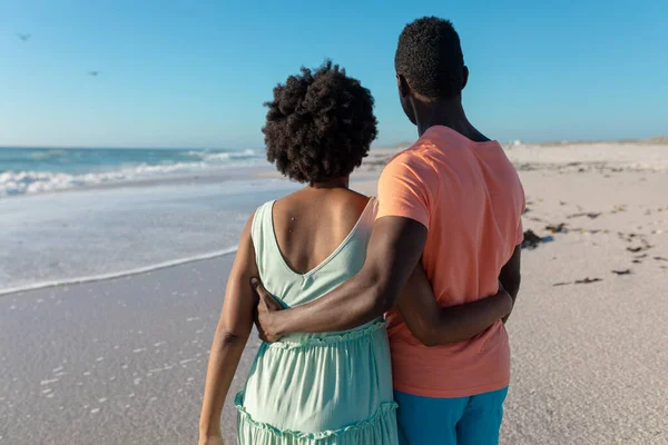 Bakifrån Afrikanskt Amerikanskt Par Som Står Med Armarna Runt Stranden — Stockfoto